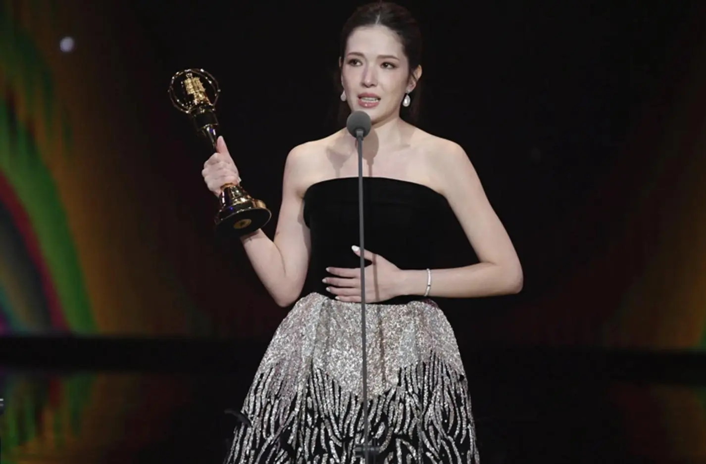 图2：40岁许玮甯被曝怀孕四个月，身材纤瘦孕肚不明显，与邱泽结婚三年