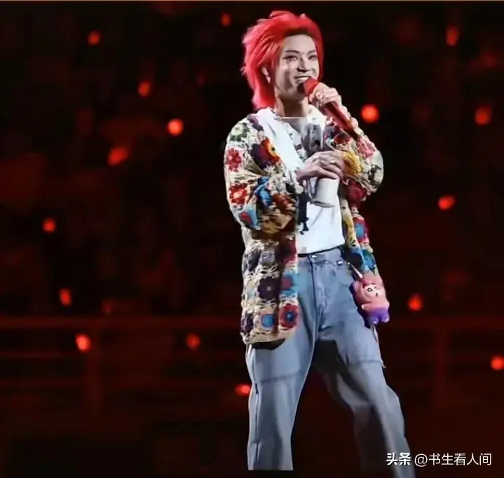 图1：华晨宇青岛演唱会上喝啤酒吃烤串，一句“我干了”引爆全场！