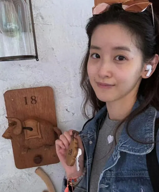 图0：32岁章泽天晒大量旅行照！直接放素颜怼脸照，和闺蜜体验不丹服饰