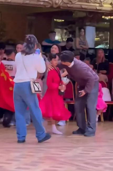 图1：孙俪11岁女儿拉丁舞比赛夺冠，男老师亲吻小花脸颊，引发网友不满