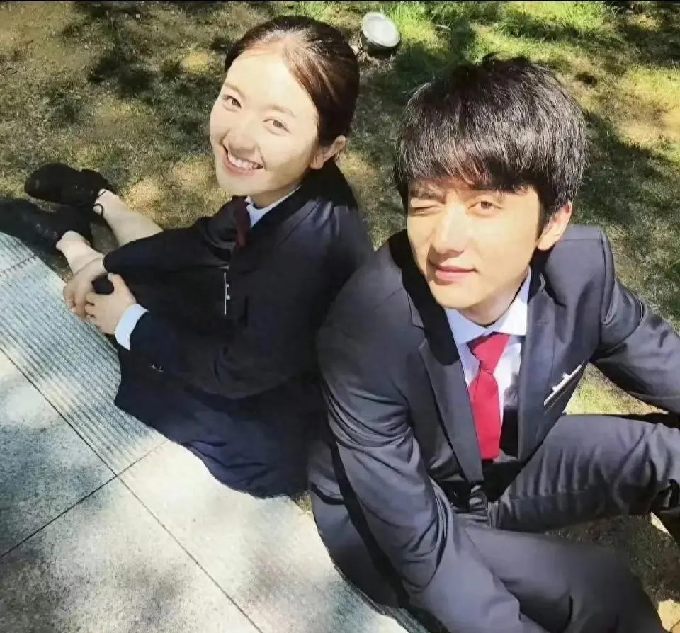 图0：张新成李兰迪疑分手！互删照片、女方评论区炸了，曾多次同框被拍