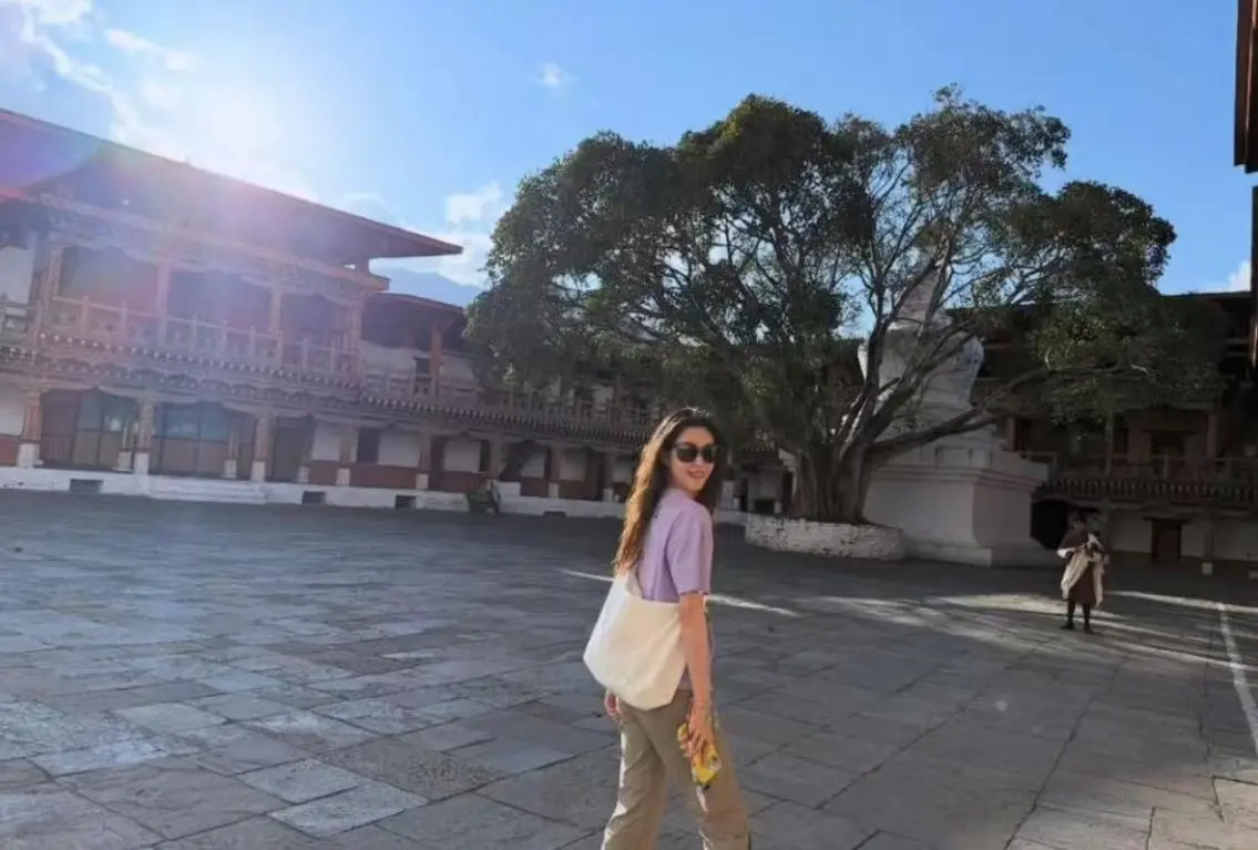 图8：32岁章泽天晒大量旅行照！直接放素颜怼脸照，和闺蜜体验不丹服饰