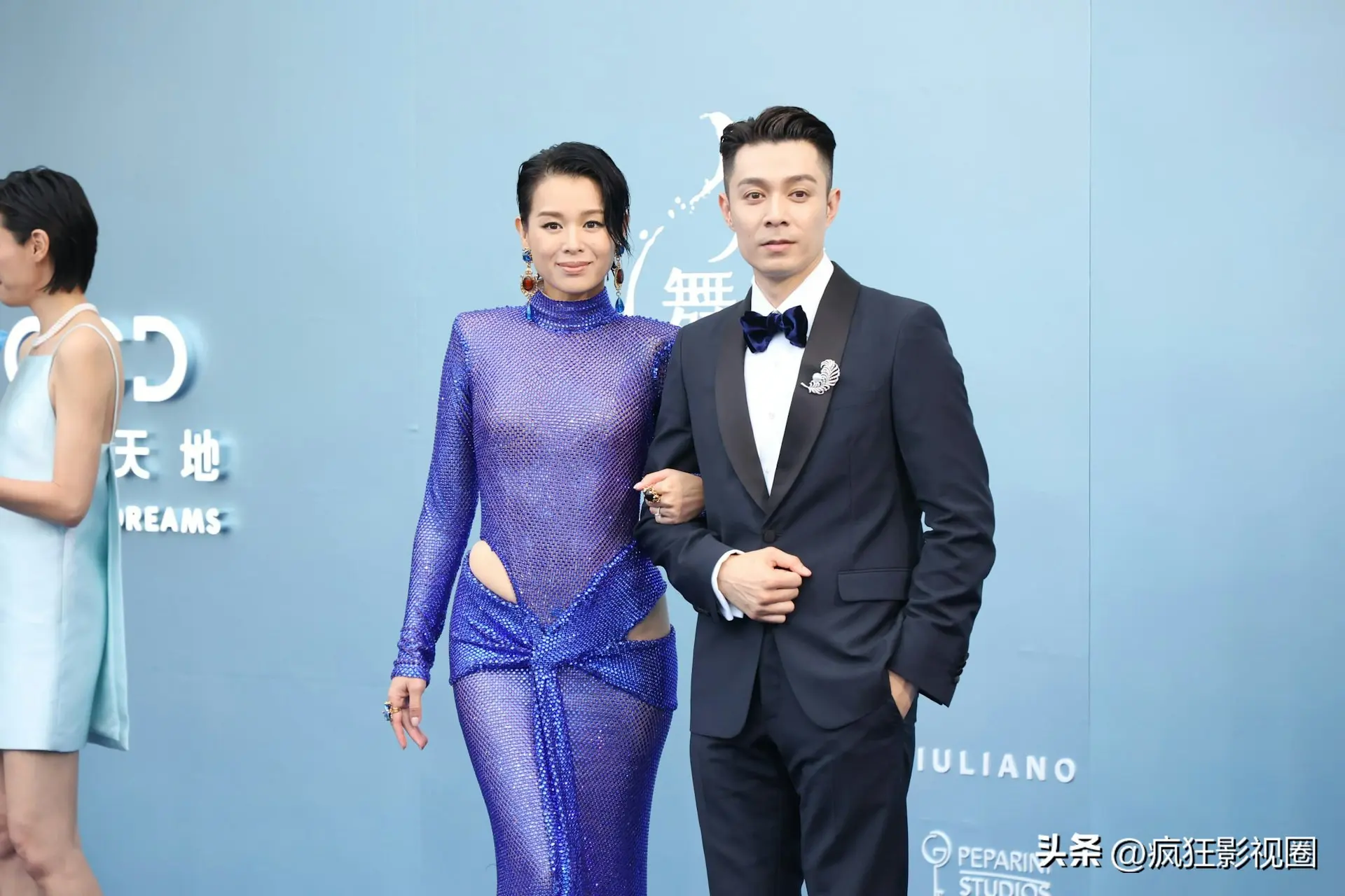 图6：蓝透人鱼裙大秀身材，首度回应老公夜店偷食事件