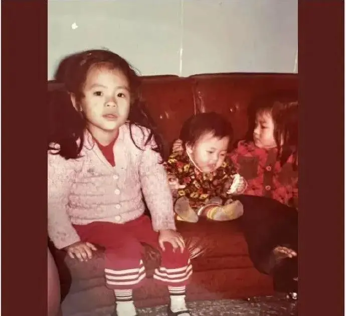 图4：大S去世后小S首次发长文，晒姐妹牵手照：接下来我真的得振作起来了，我好想你