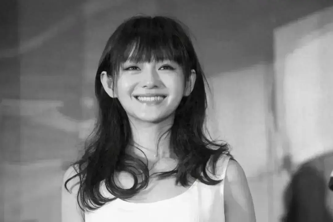 图3：大S去世后小S首次发长文，晒姐妹牵手照：接下来我真的得振作起来了，我好想你