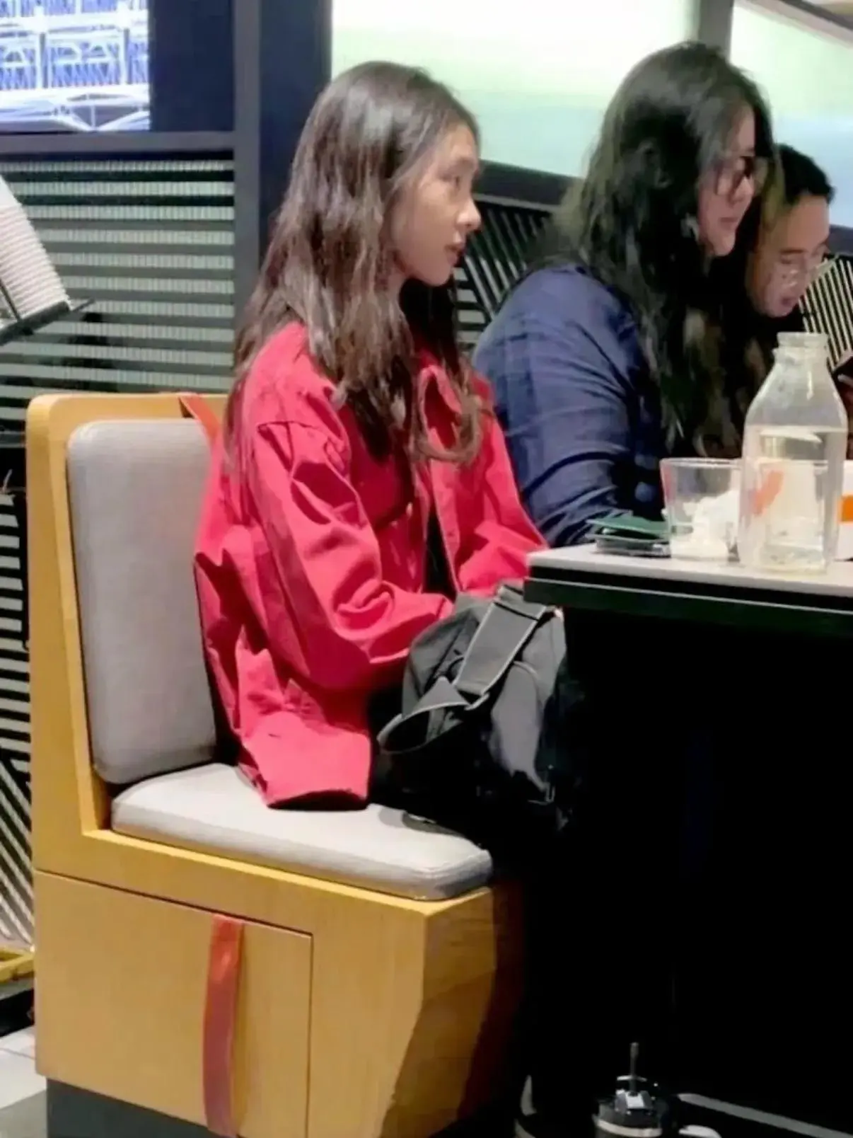 图3：黄磊大女儿上课被偶遇，19岁黄多多素颜好美，满满的大学生气息