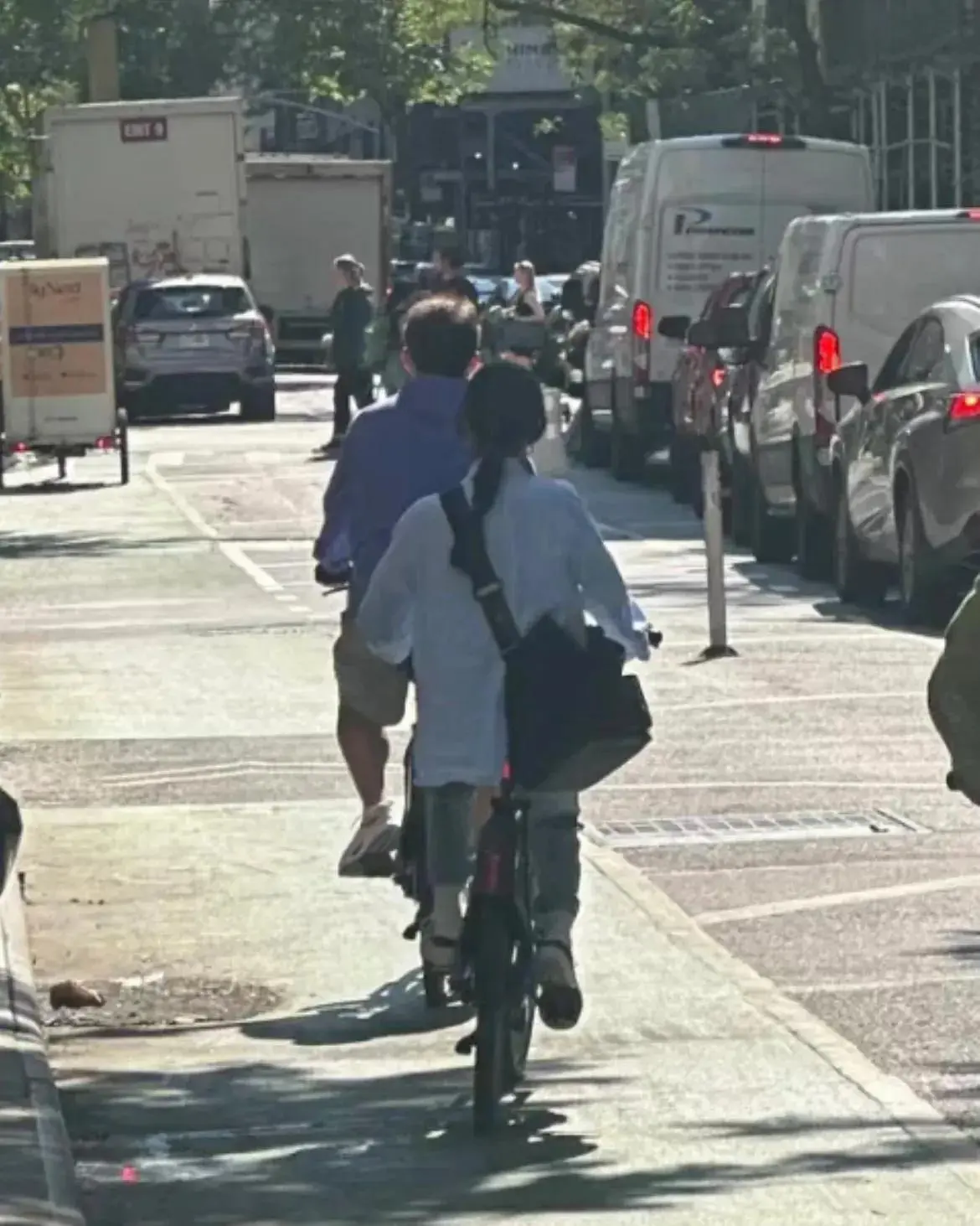 图6：黄磊大女儿上课被偶遇，19岁黄多多素颜好美，满满的大学生气息