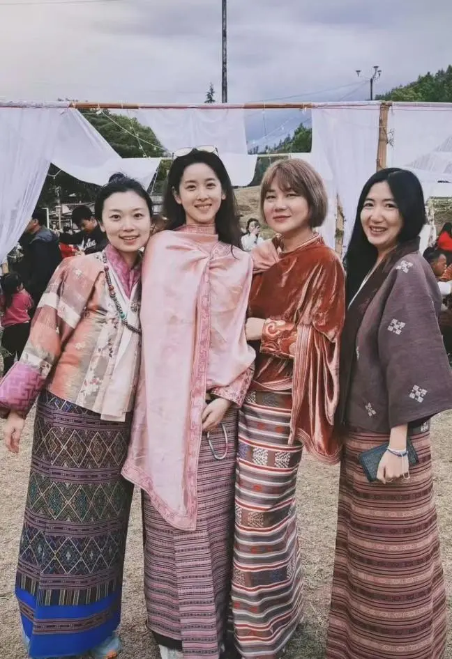 图3：32岁章泽天晒大量旅行照！直接放素颜怼脸照，和闺蜜体验不丹服饰