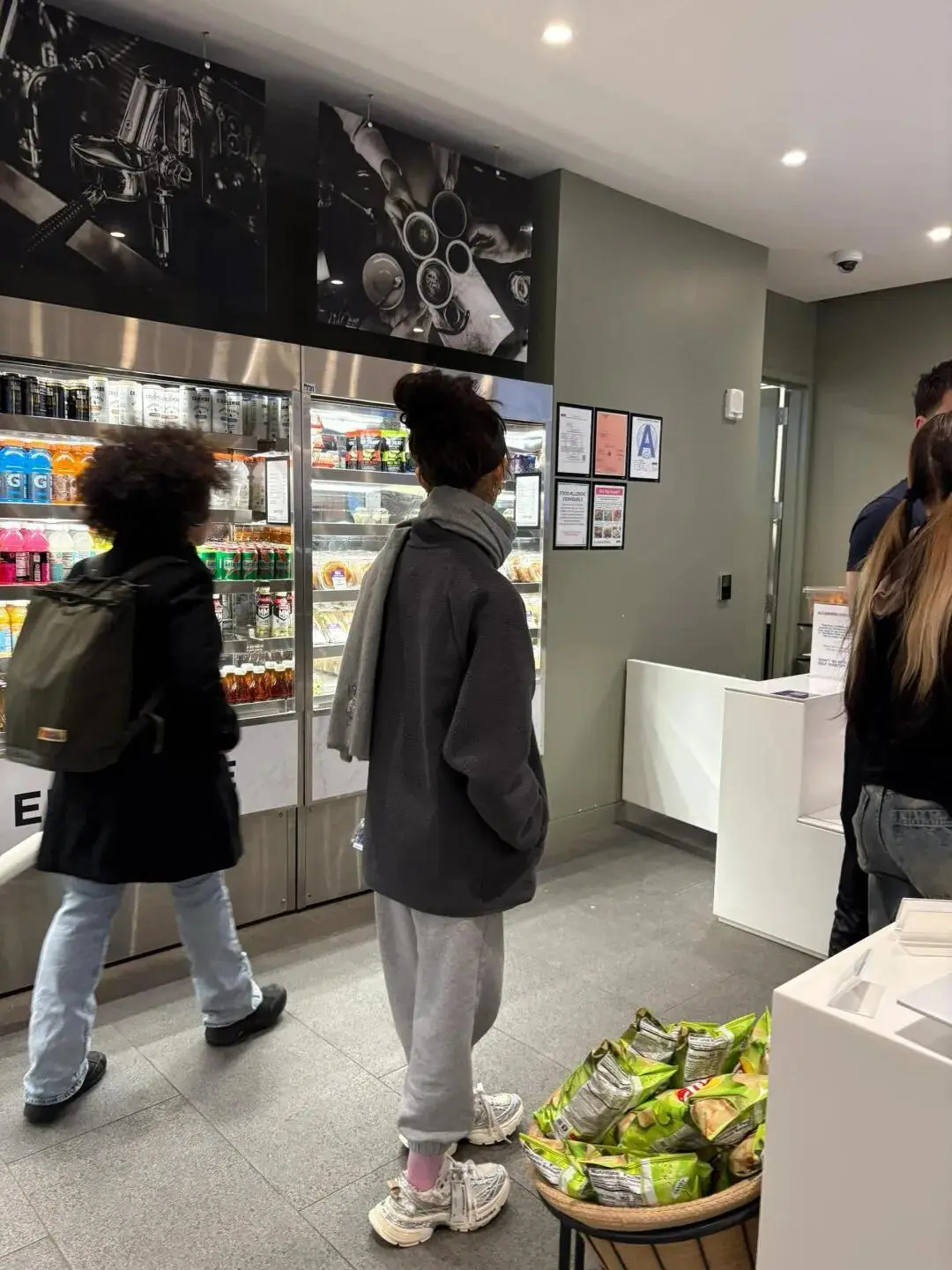 图5：黄磊大女儿上课被偶遇，19岁黄多多素颜好美，满满的大学生气息