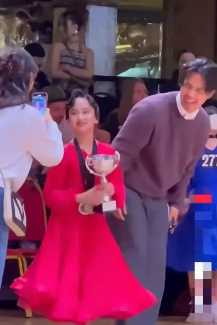 图0：孙俪11岁女儿拉丁舞比赛夺冠，男老师亲吻小花脸颊，引发网友不满