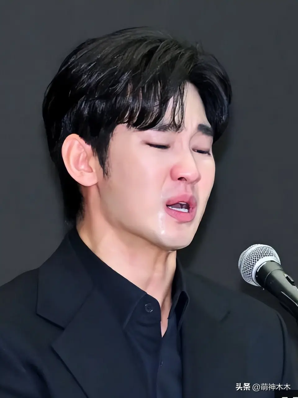 图12：金秀贤举报者在机场遭人袭击，被捅了8、9刀；金赛纶生前录音公开