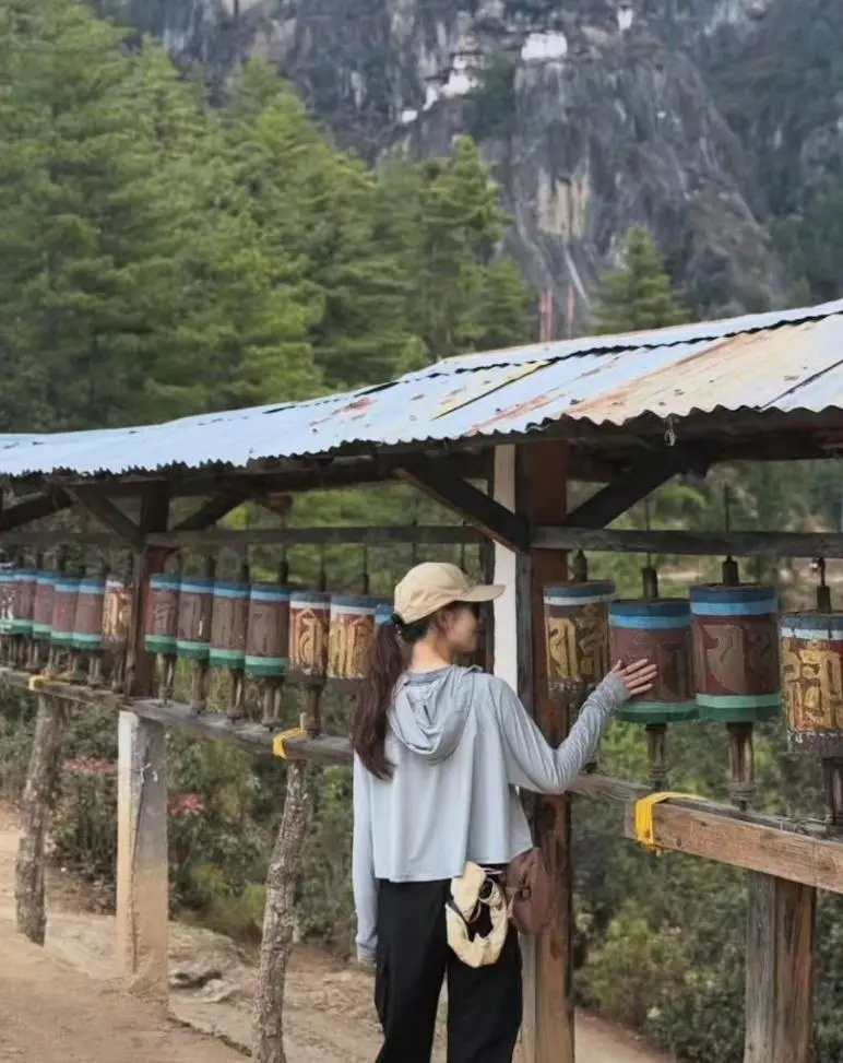 图6：32岁章泽天晒大量旅行照！直接放素颜怼脸照，和闺蜜体验不丹服饰