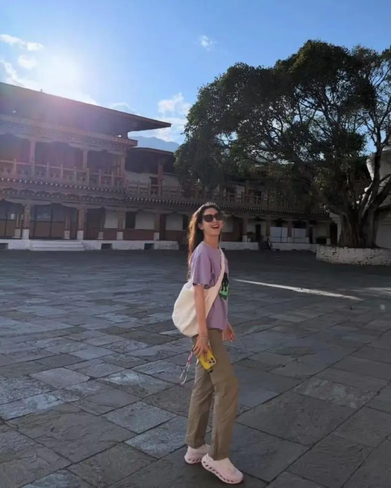 图9：32岁章泽天晒大量旅行照！直接放素颜怼脸照，和闺蜜体验不丹服饰