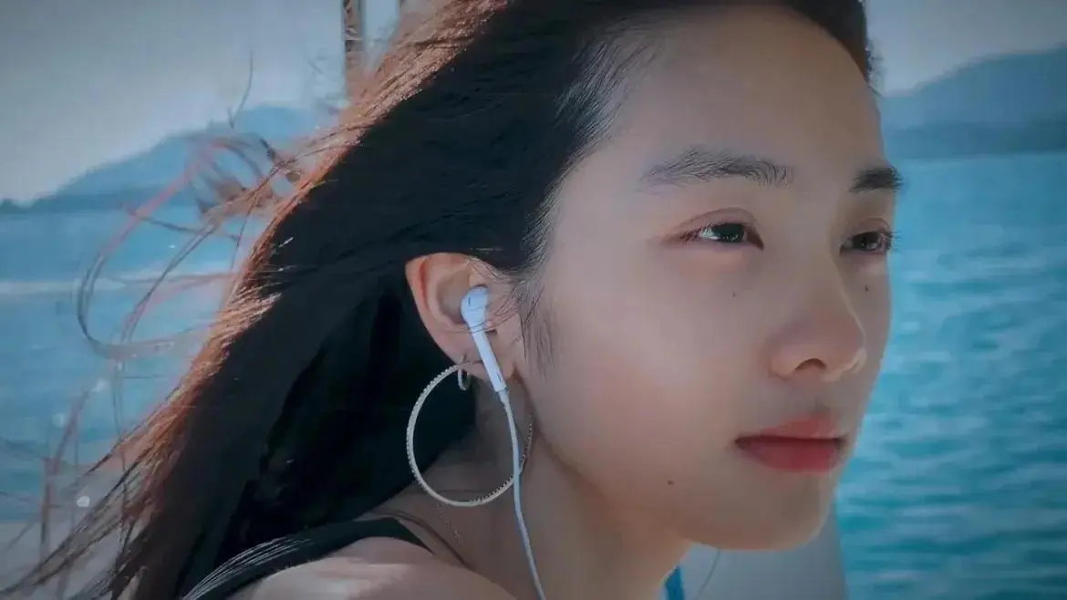 图7：黄磊大女儿上课被偶遇，19岁黄多多素颜好美，满满的大学生气息