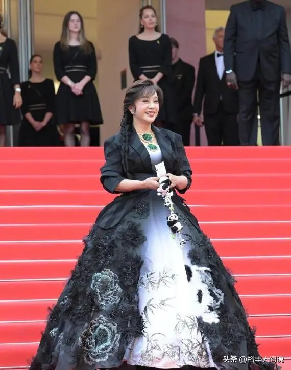 图11：刘晓庆遭实名举报偷税漏税，具体细节曝光，税务部门介入