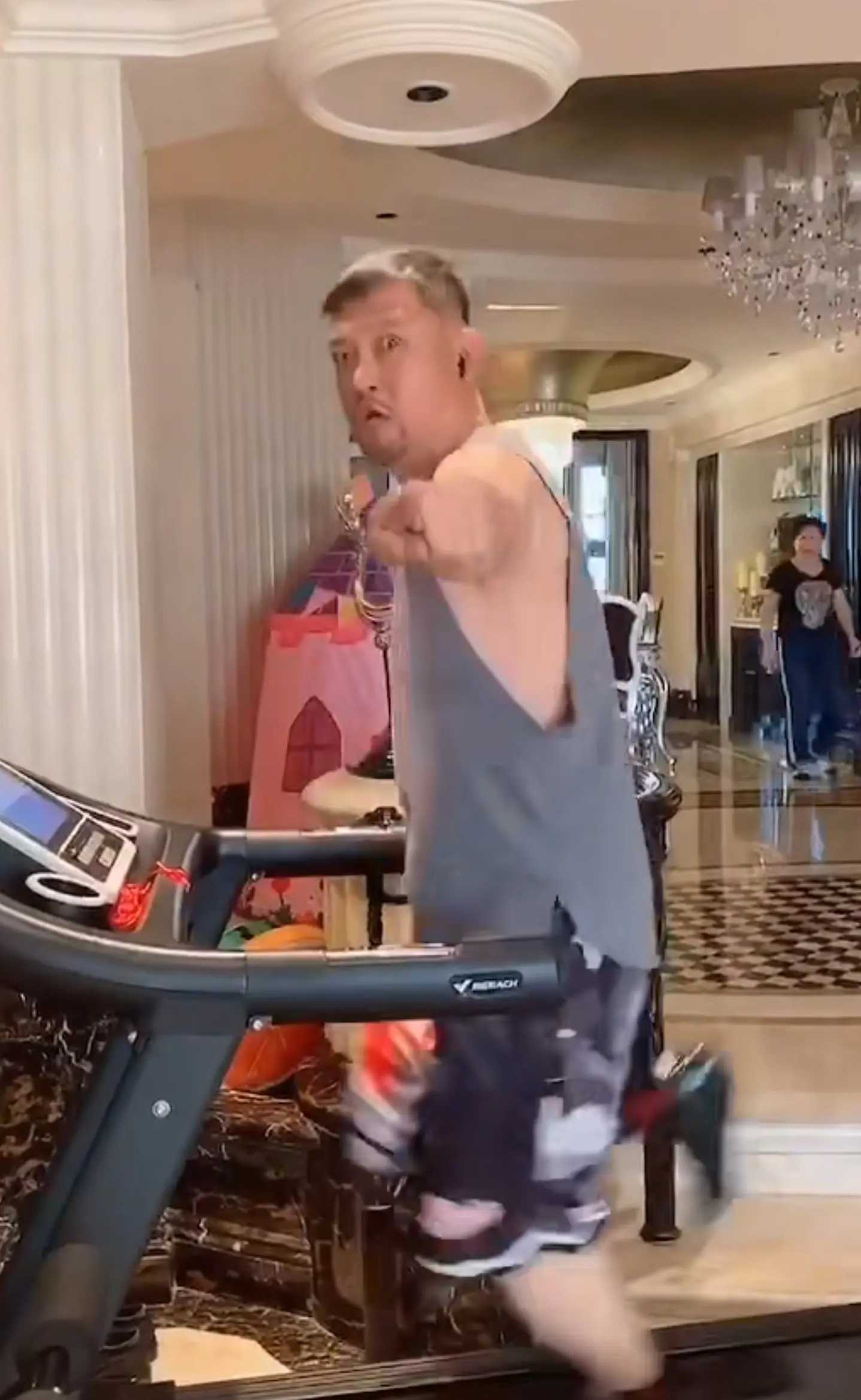 图9：贾冰减肥成功瘦到脱相！网友质疑打针用药，与娇妻合影像“父女”