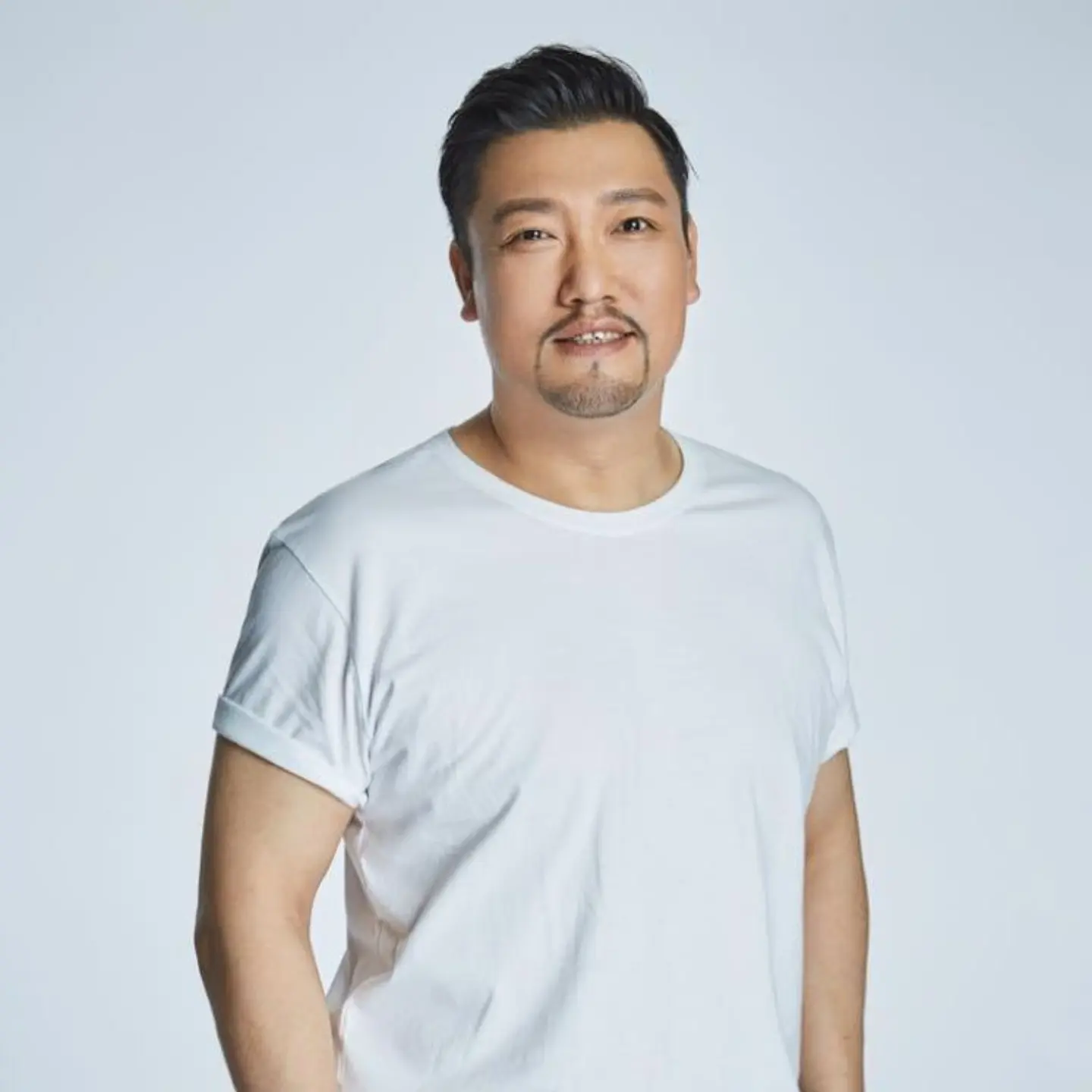 图12：贾冰减肥成功瘦到脱相！网友质疑打针用药，与娇妻合影像“父女”