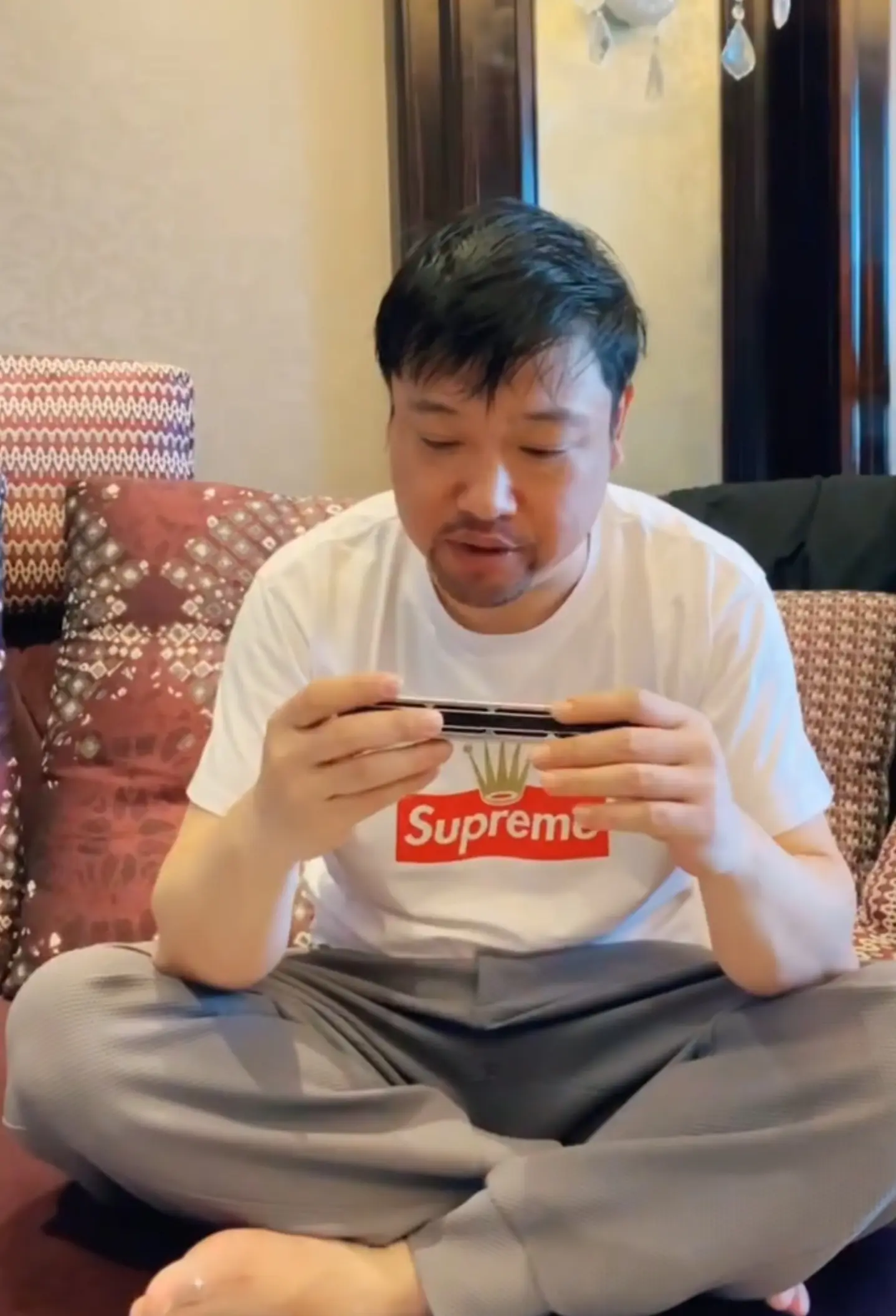 图5：贾冰减肥成功瘦到脱相！网友质疑打针用药，与娇妻合影像“父女”