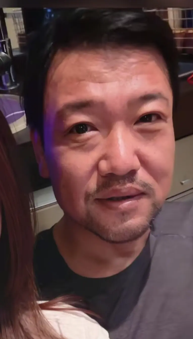 图2：贾冰减肥成功瘦到脱相！网友质疑打针用药，与娇妻合影像“父女”