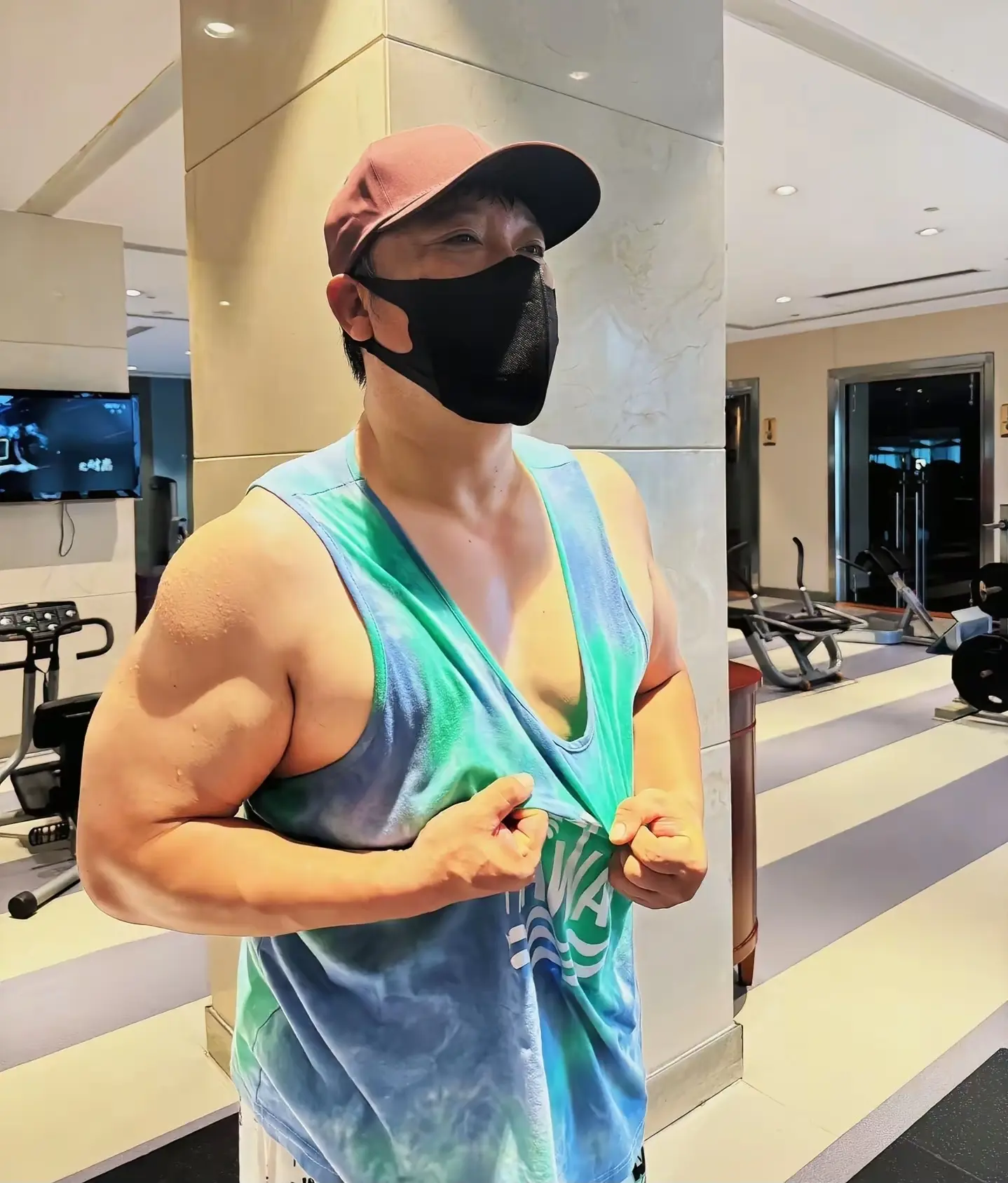 图10：贾冰减肥成功瘦到脱相！网友质疑打针用药，与娇妻合影像“父女”